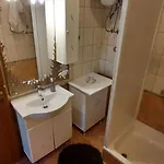 Niki Hvar *