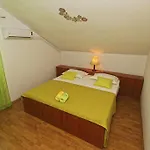 Niki Hvar *