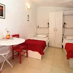 Niki Hvar *